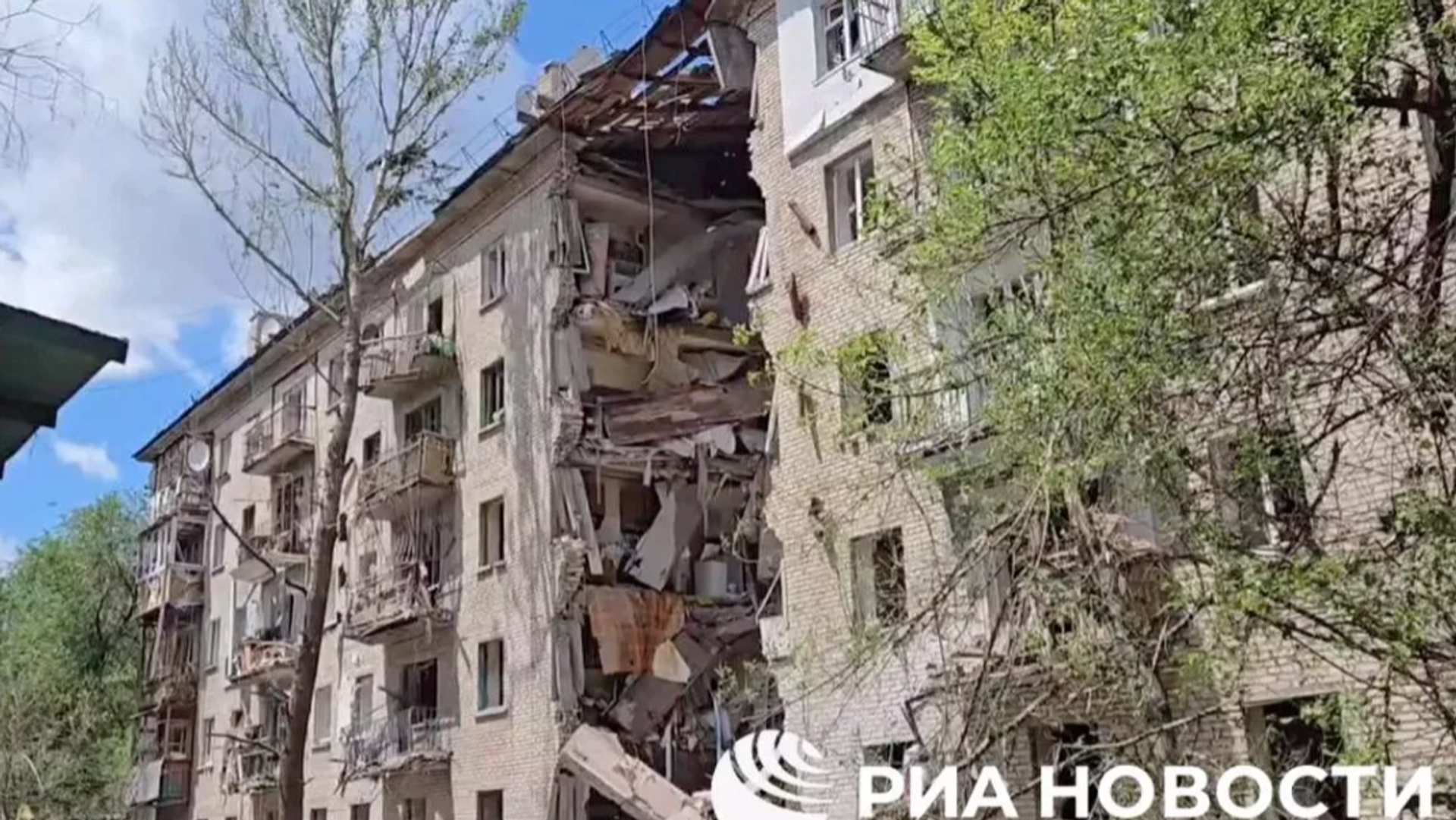 Подъезд жилого дома в Луганске, разрушенный в результате обстрела со стороны ВСУ - РИА Новости, 1920, 07.06.2024