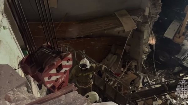 Спасатели разбирают завалы дома после ракетной атаки ВСУ на Луганск
