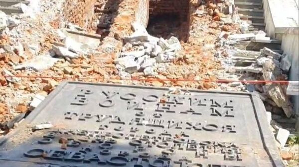 Разрушенный памятник севастопольцам