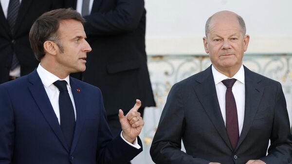 Президент Франции Эммануэль Макрон с канцлером Германии Олафом Шольцем