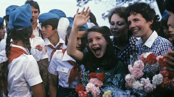 Американская девочка Саманта Смит (в центре), посетившая СССР по приглашению Генерального секретаря ЦК КПСС Юрия Андропова, в лагере Артек с пионерами.