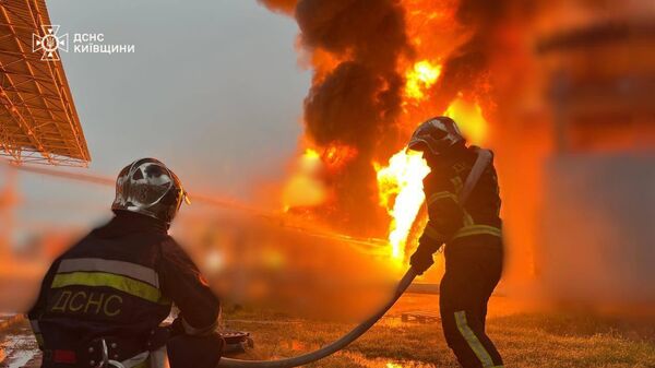Пожарные тушат возгорание в Киевской области