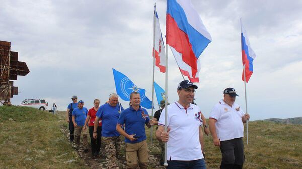 Спасатели водрузили знамя России на вершинах гор в Крыму