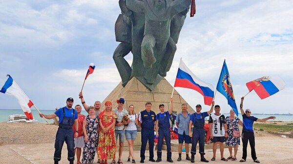 Спасатели водрузили знамя России на вершинах гор в Крыму