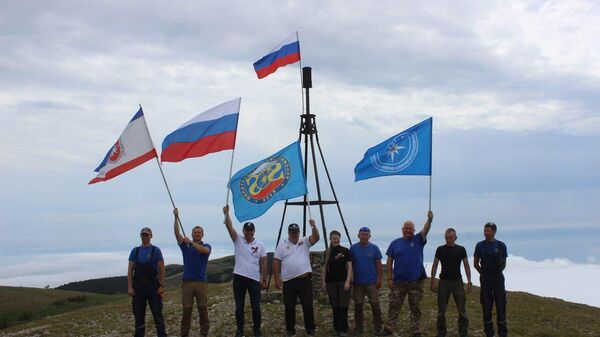 Спасатели водрузили знамя России на вершинах гор в Крыму