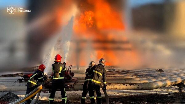 В Киевской области больше суток продолжается пожар на промышленном предприятии