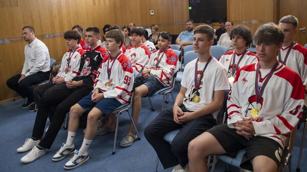 Члены хоккейных команд на пресс-конференции Юношеский хоккей: какое будущее ждет выпускников спортивных школ Крыма?