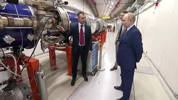 Владимир Путин осматривает коллайдер NICA в Объединенном институте ядерных исследований в Дубне