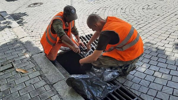 Сотрудники коммунальных служб Севастополя ликвидируют последствия непогоды 
