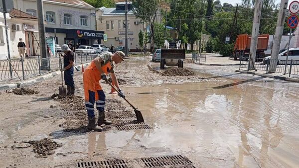 Сотрудники коммунальных служб Севастополя ликвидируют последствия непогоды 