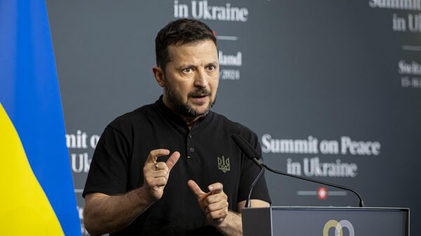 Владимир Зеленский выступает на заключительной пресс-конференции саммита по миру на Украине в Швейцарии