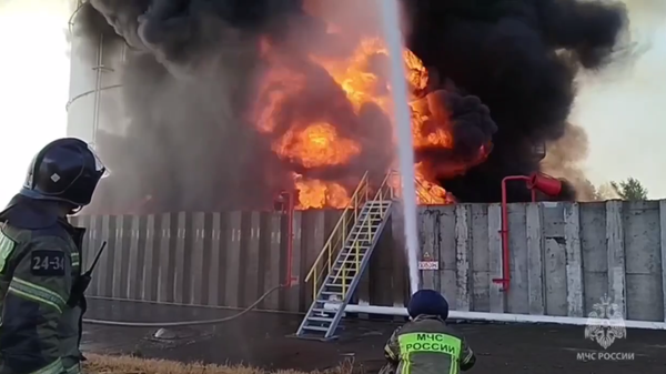 Резервуары с нефтепродуктами горят в Азове Ростовской области