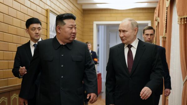 Президент РФ Владимир Путин и председатель государственных дел Корейской Народно-Демократической Республики Ким Чен Ын во время встречи в Пхеньяне КНДР