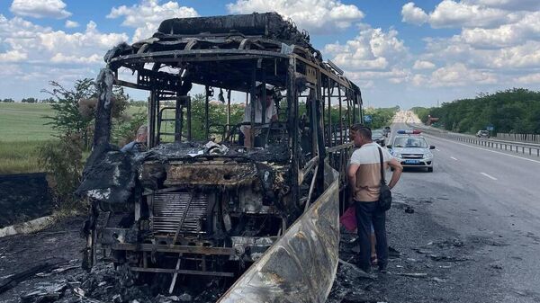 Автобус с пассажирами загорелся на трассе в Крыму под Симферополем