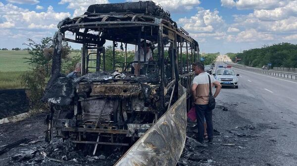 Автобус с пассажирами загорелся на трассе в Крыму под Симферополем