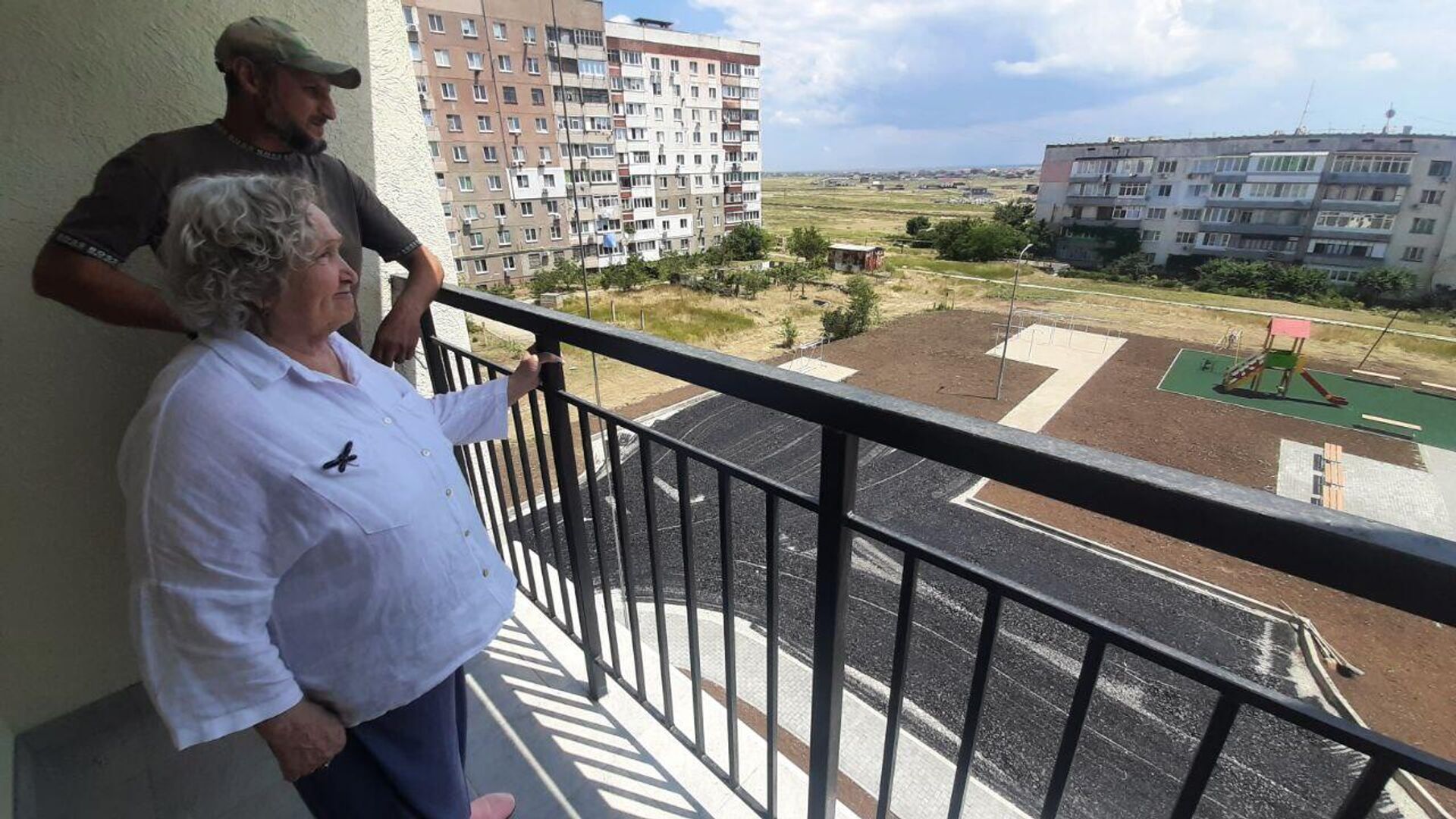 Эмине Мансурова на балконе своей будущей квартиры в доме для репатриантов в Феодосии - РИА Новости, 1920, 19.06.2024