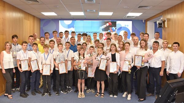 Награждение юных спортсменов в рамках пресс-конференции Боевое искусство в действии: урожайный турнир для крымских кикбоксеров