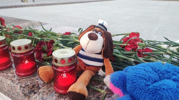 В Симферополе люди несут цветы и детские игрушки к стихийному мемориалу