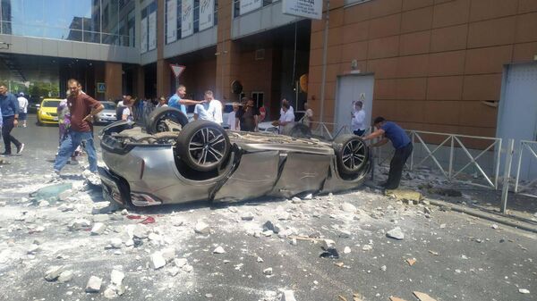 Автомобиль рухнул с третьего этажа парковки в ТЦ в Краснодаре
