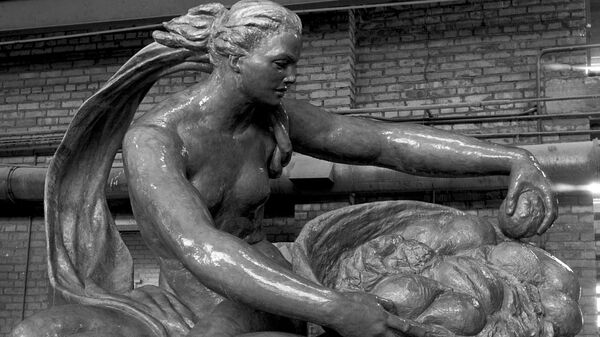 Скульптура Дары земли. Скульптор Вера Игнатьевна Мухина (1889-1953).