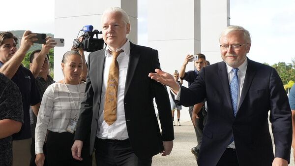 Основатель WikiLeaks Джулиан Ассанж возле суда в США
