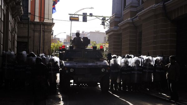 Офицеры военной полиции стоят на страже у дворца во время попытки госпереворота в Боливии