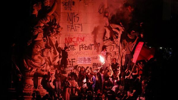 Митинг против крайне правых после объявления результатов первого тура парламентских выборов во Франции