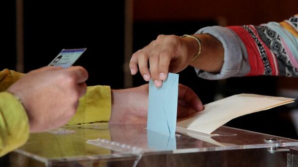 Французские граждане голосуют в первом туре выборов в законодательный орган Франци