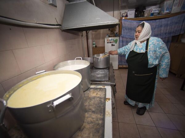 Сестра Митродора ухаживает за коровами, доит их, варит сыр, сбивает масло... Сестра Митродора ухаживает за коровами, доит их, варит сыр, сбивает масло...