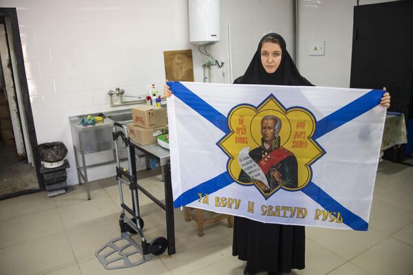 Сестра обители передают на фронт знамена с изображением русских святых Сестра обители передают на фронт знамена с изображением русских святых
