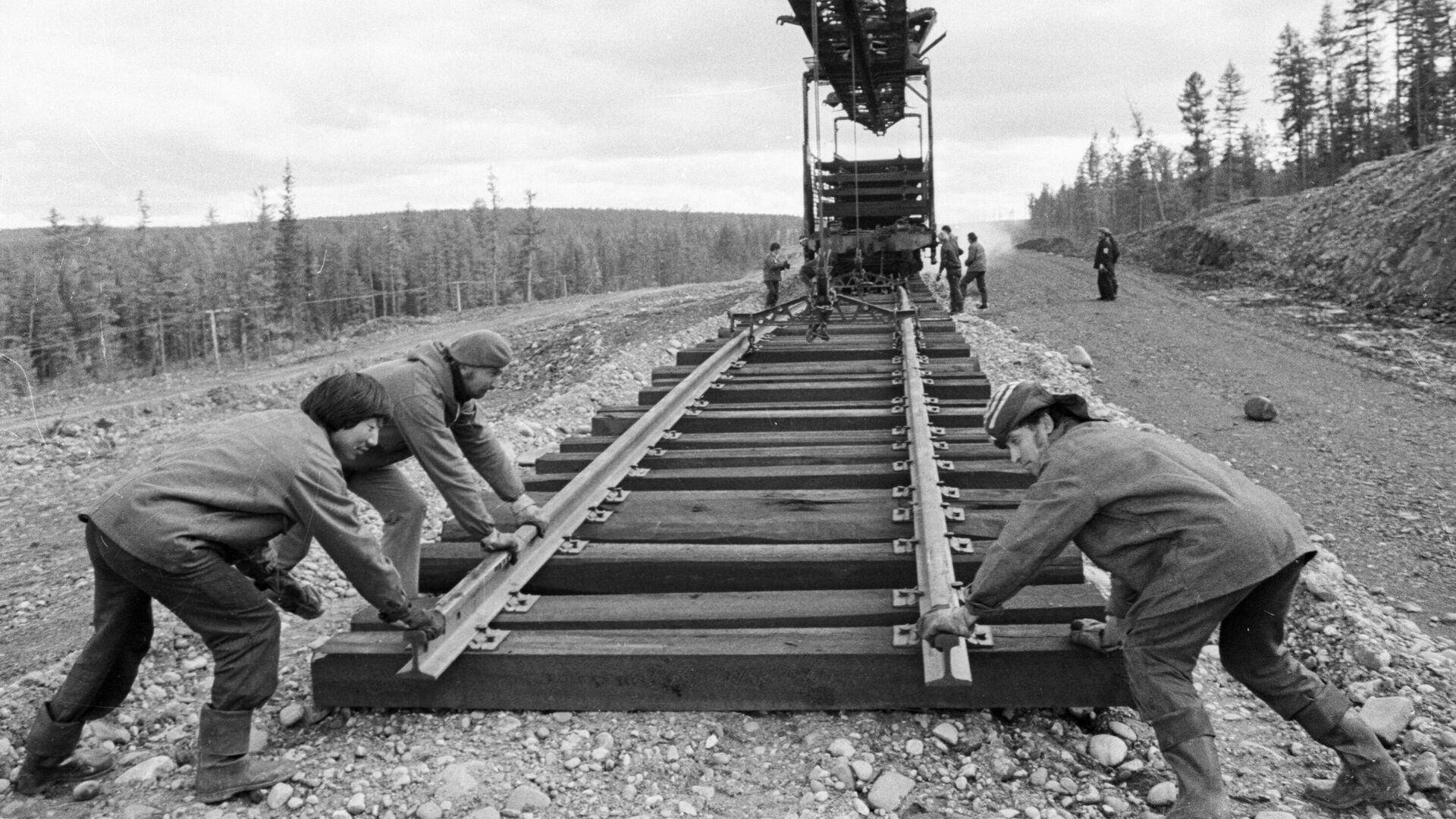 Строители БАМа укладывают железнодорожное полотно - РИА Новости, 1920, 08.07.2024