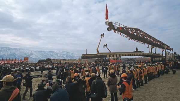 Торжественная церемония укладки золотого звена, сомкнувшего рельсы западного и восточного участков Байкало-Амурской магистрали на станции Куанда в Читинской области 1 октября 1984 года.