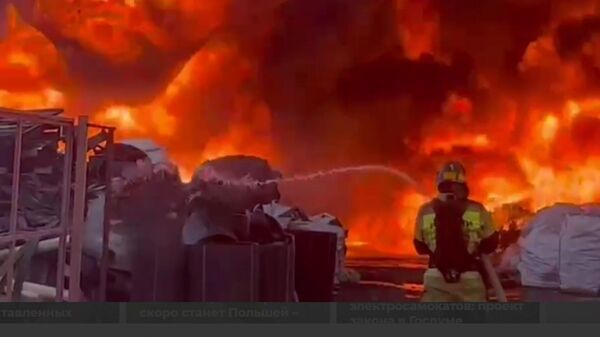 Масштабный пожар на мусоросортировочной площадке тушат в Волгограде