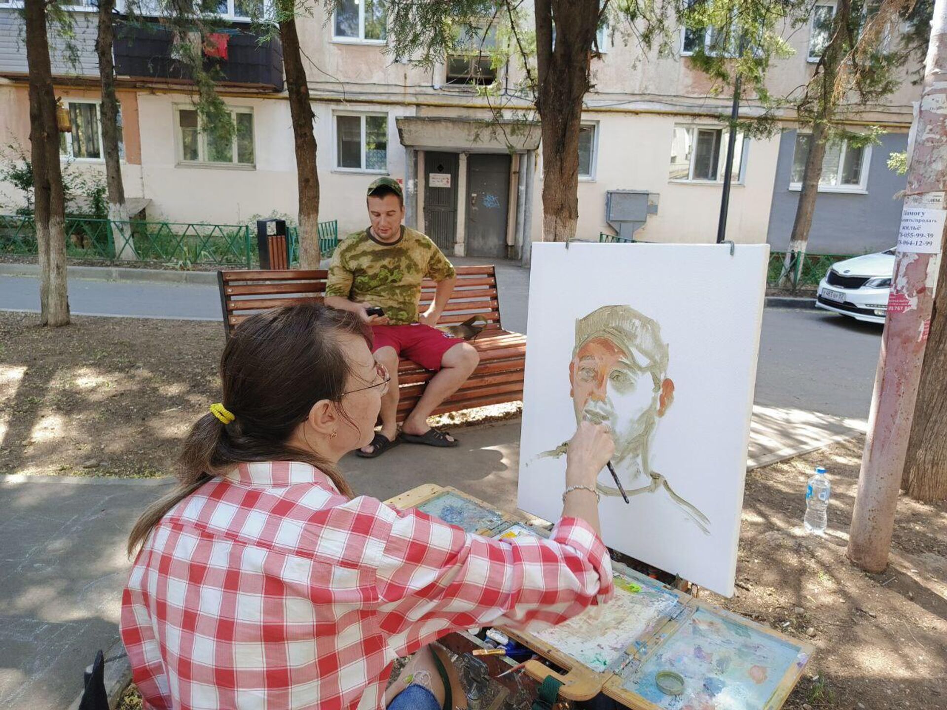 Волонтер рисует портрет участника СВО Александра Ж. с позывным Джин - РИА Новости, 1920, 20.07.2024