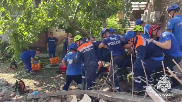 Спасатели выносят пострадавшего при взрыве газа в Апшеронске
