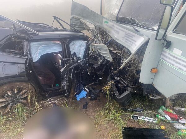Два человека погибли в лобовом столкновении легковушки и груженого КамАза на Кубани