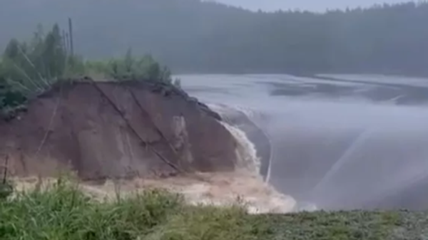 На Киалимском водохранилище в Челябинской области после ливней прорвало дамбу