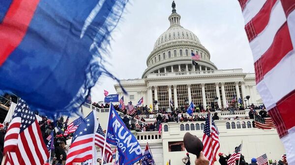 Участники акции протеста сторонников действующего президента США Дональда Трампа у здания конгресса в Вашингтоне.