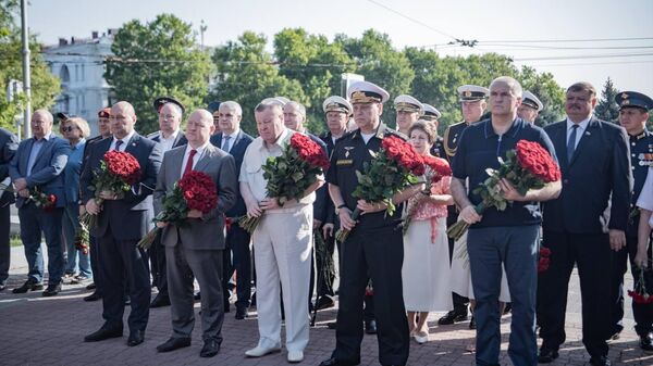 В Севастополе в честь Дня ВМФ возложили цветы к Мемориальной стене в память героической обороны Севастополя 1941-1942 годов