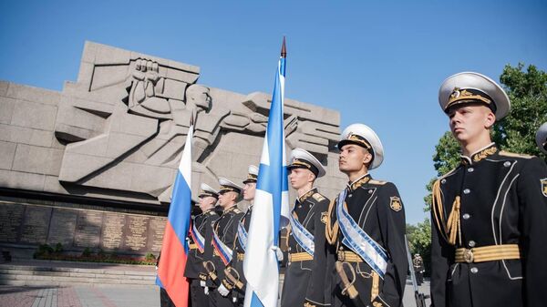 В Севастополе в честь Дня ВМФ возложили цветы к Мемориальной стене в память героической обороны Севастополя 1941-1942 годов