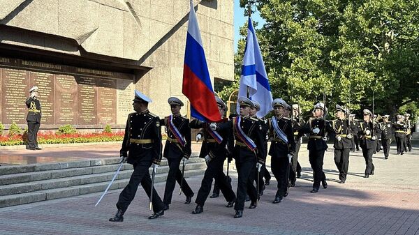 В Севастополе в честь Дня ВМФ возложили цветы к Мемориальной стене в память героической обороны Севастополя 1941-1942 годов