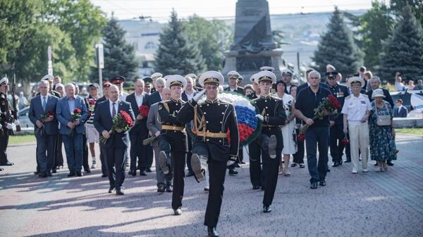 В Севастополе в честь Дня ВМФ возложили цветы к Мемориальной стене в память героической обороны Севастополя 1941-1942 годов