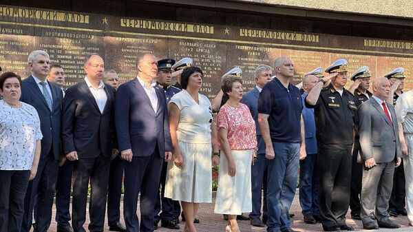 В Севастополе в честь Дня ВМФ возложили цветы к Мемориальной стене в память героической обороны Севастополя 1941-1942 годов