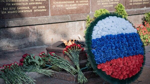 В Севастополе в честь Дня ВМФ возложили цветы к Мемориальной стене в память героической обороны Севастополя 1941-1942 годов