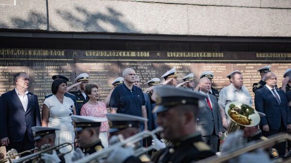 В Севастополе в честь Дня ВМФ возложили цветы к Мемориальной стене в память героической обороны Севастополя 1941-1942 годов