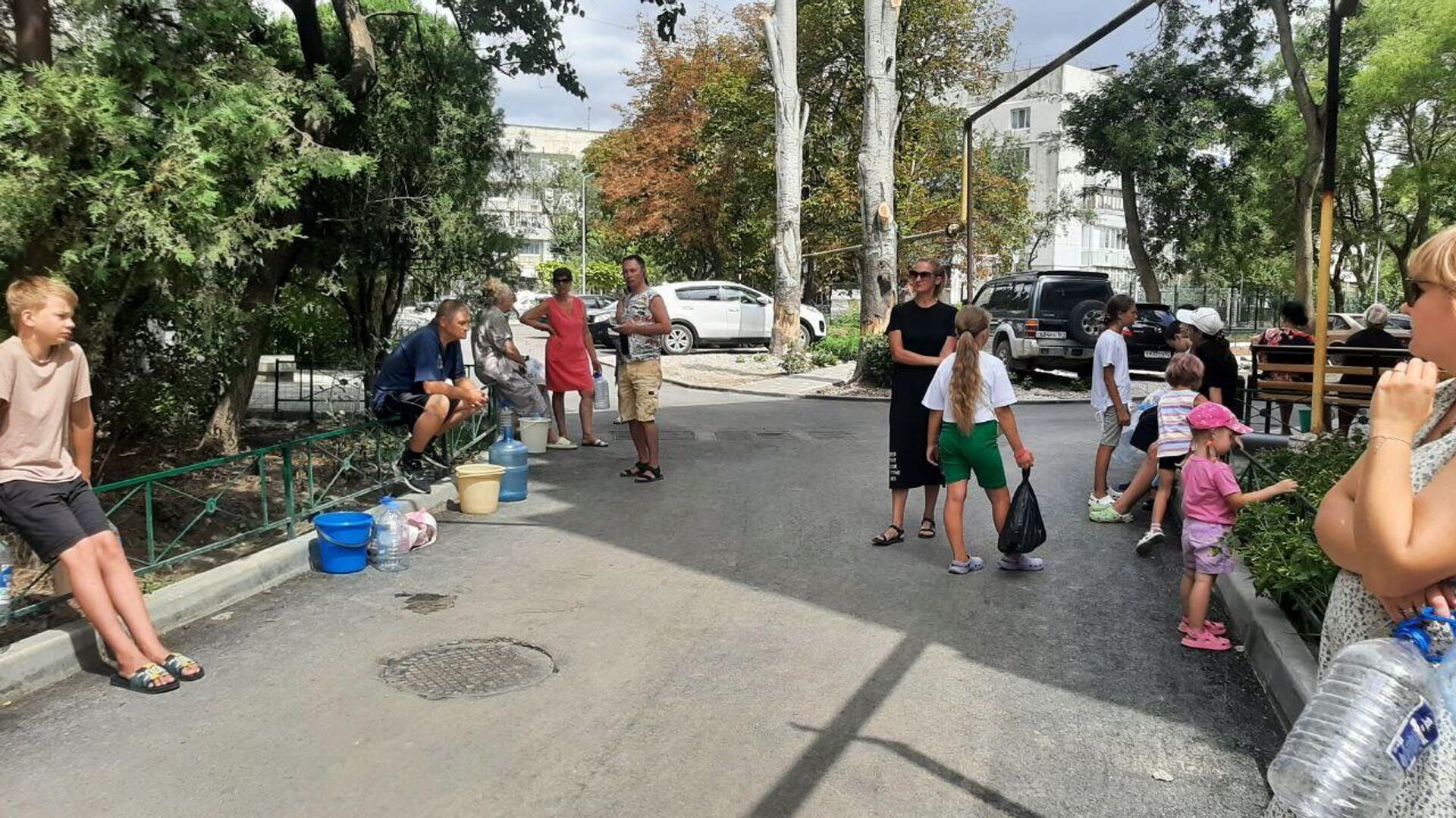 Люди в ожидании машины с водой. В Феодосии более 50 улиц остались без водоснабжения из-за аварии на водоводе - РИА Новости, 1920, 05.08.2024