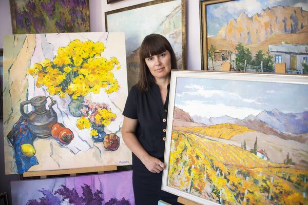 Мария Шевчук-Черногородова со своими работами Мария Шевчук-Черногородова со своими работами