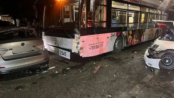 Семь человек пострадали в массовом ДТП с троллейбусом в Симферополе