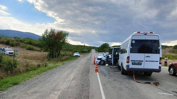 В ДТП с микроавтобусом и легковушкой в Крыму пострадали пять человек