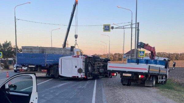 Микроавтобус с 19 пассажирами перевернулся под Анапой